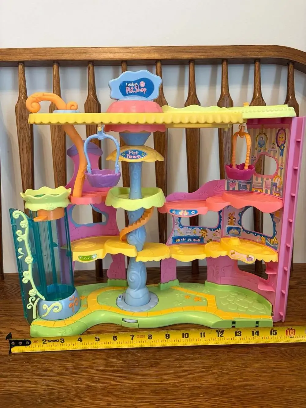 Hasbro Littlest Pet Shop Round n Round Pet Town Playset